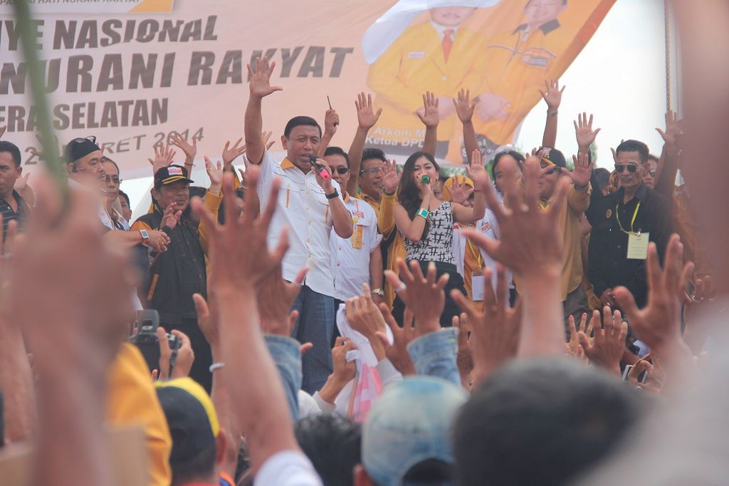Kampanye Partai Hanura di Palembang Ketua Umum Partai Hanura Wiranto menyanyikan lagu "Jangan Ada Dusta di Antara Kita" dalam kampanye Hanura di Lapangan Benteng Kuto Besak, Palembang, Sumatera Selatan, Senin (24/3/2014). Kampanye itu dihadiri ratusan kader dan simpatisan Hanura.