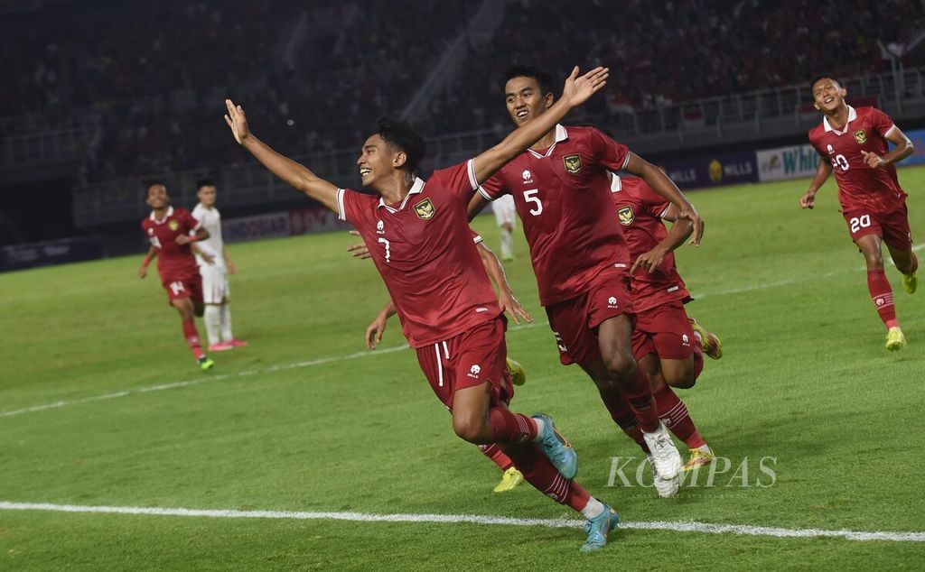 Pemain Indonesia U-19, Marselino Ferdinan, meluapkan kegembiraannya setelah mencetak gol ke gawang Vietnam dalam Laga Kualifikasi Piala Asia U-20 di Stadion Gelora Bung Tomo, Surabaya, Jawa Timur, Minggu (18/9/2022). Indonesia menang 3-2. Kemenangan tersebut memastikan Indonesia maju ke putaran final Piala Asia U-20 di Uzbekistan pada 2023. 