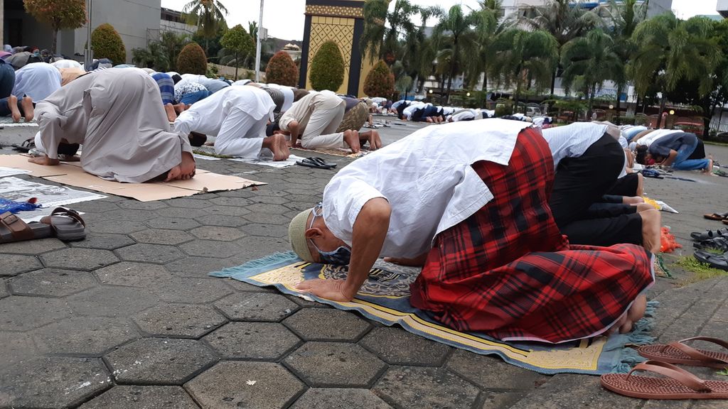 Jemaah melaksanakan shalat Idul Fitri 1441 Hijriah di Masjid Raya Al Fatah, Kota Ambon, Maluku, yang jatuh pada Minggu (24/5/2020). Shalat itu berlangsung di tengah pandemi Covid-19.