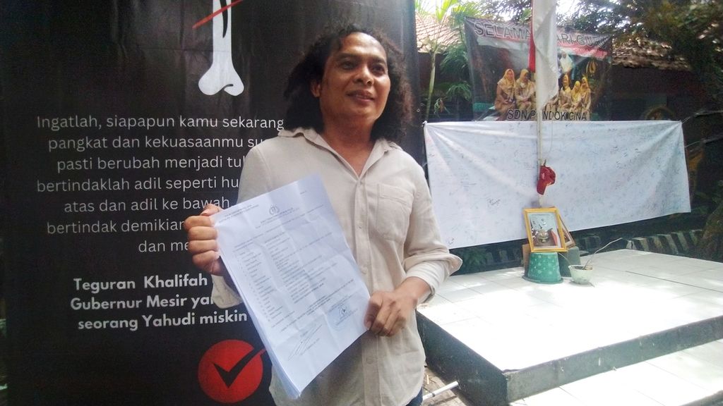 Deolipa Yumara, mantan pengacara wali murid SDN Pondok Cina 1, menunjukkan surat laporan atas dugaan tindak pindana Wali Kota Depok Mohammad Idris, di SDN Pondok Cina 1, Kecamatan Beji, Kota Depok, Jawa Barat, Rabu (14/12/2022).