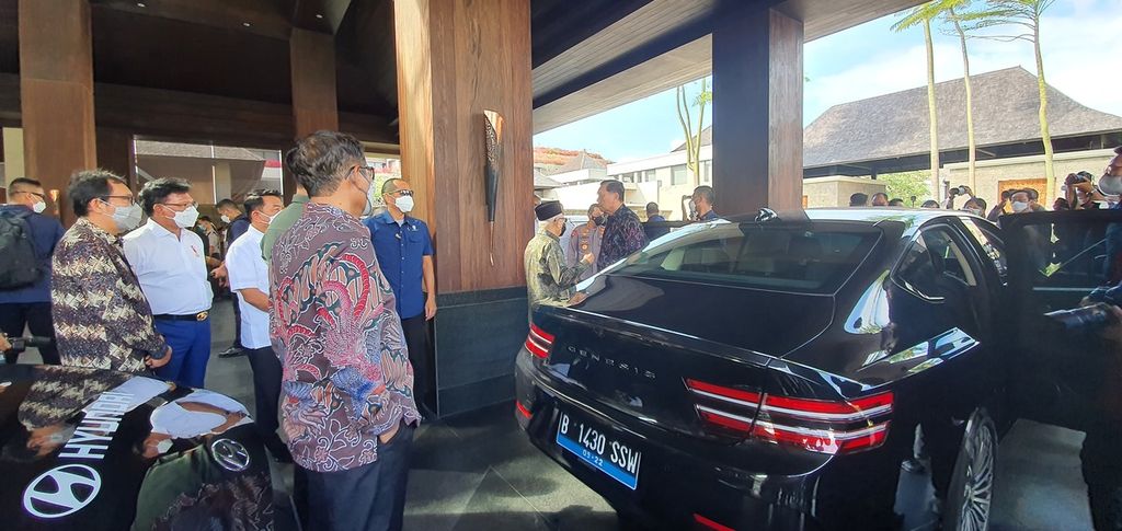Wakil Presiden Ma'ruf Amin meninjau kendaraan-kendaraan yang akan digunakan di KTT G20, Bali, Selasa (30/8/2022). Sebanyak 916 kendaraan listrik dan 290 motor patwal diadakan untuk keperluan ini.
