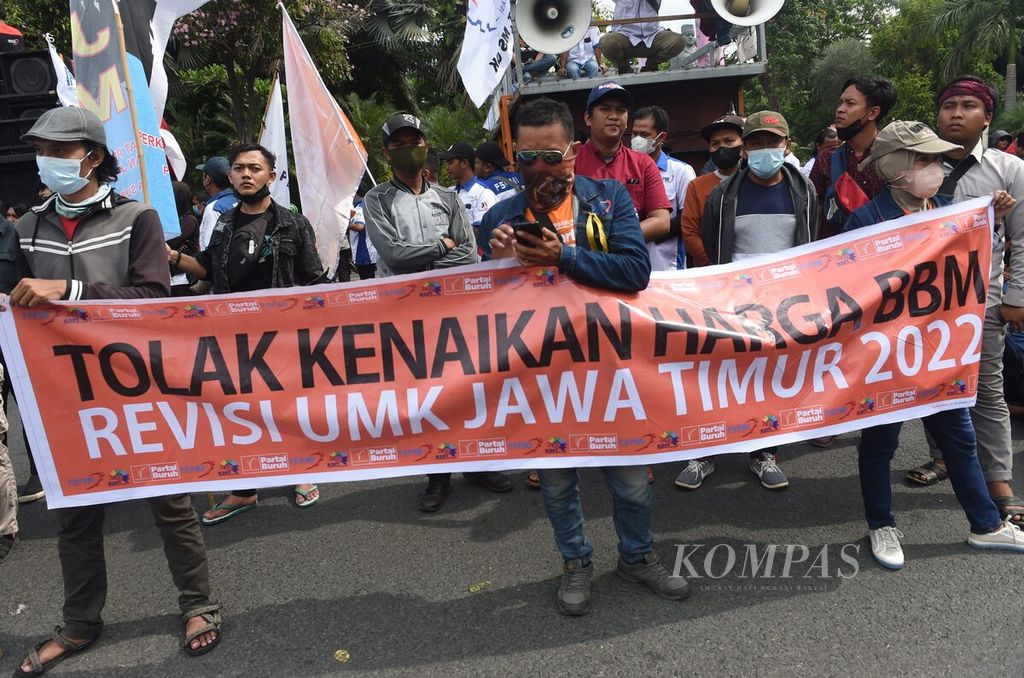 Buruh dari berbagai elemen berunjuk rasa tolak kenaikan harga BBM di depan Gedung Negara Grahadi, Surabaya, Jawa Timur, Rabu (31/8/2022).