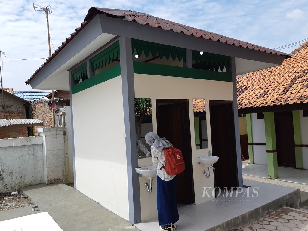 Salah satu model toilet sekolah yang dibangun dengan harga Rp 198,5 juta di SDN Karangraharja 02, Cikarang Utara, Selasa (15/12/2020).