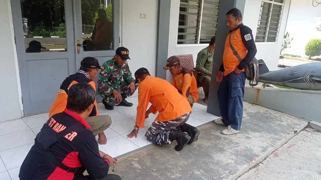 Sejumlah petugas melakukan koordinasi terkait pencarian mahasiswa IPB University yang hilang di Pulau Sempu, Kabupaten Malang, Jawa Timur, Kamis (28/12/2023).