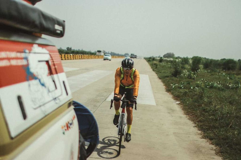 Dalam perjalanan menuju New Delhi, India, pesepeda Royke Lumowa melintasi jalan tol, express way. Di India, pesepeda dan penunggang sepeda motor diperkenankan melintas di jalan tol.