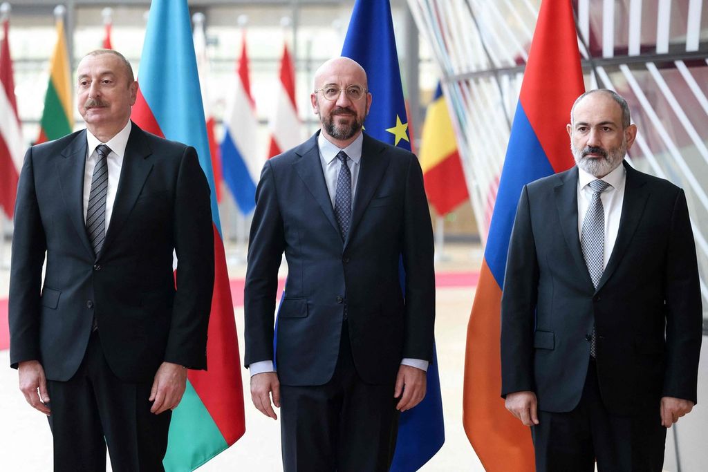 (Dari kiri ke kanan) Presiden Azerbaijan Ilham Aliyev, Presiden Dewan Eropa Charles Michel, dan Perdana Menteri Armenia Nikol Pashinyan berfoto bersama sebelum pertemuan mereka di markas Dewan Eropa di Brussels, Belgia, 14 Mei 2023. 