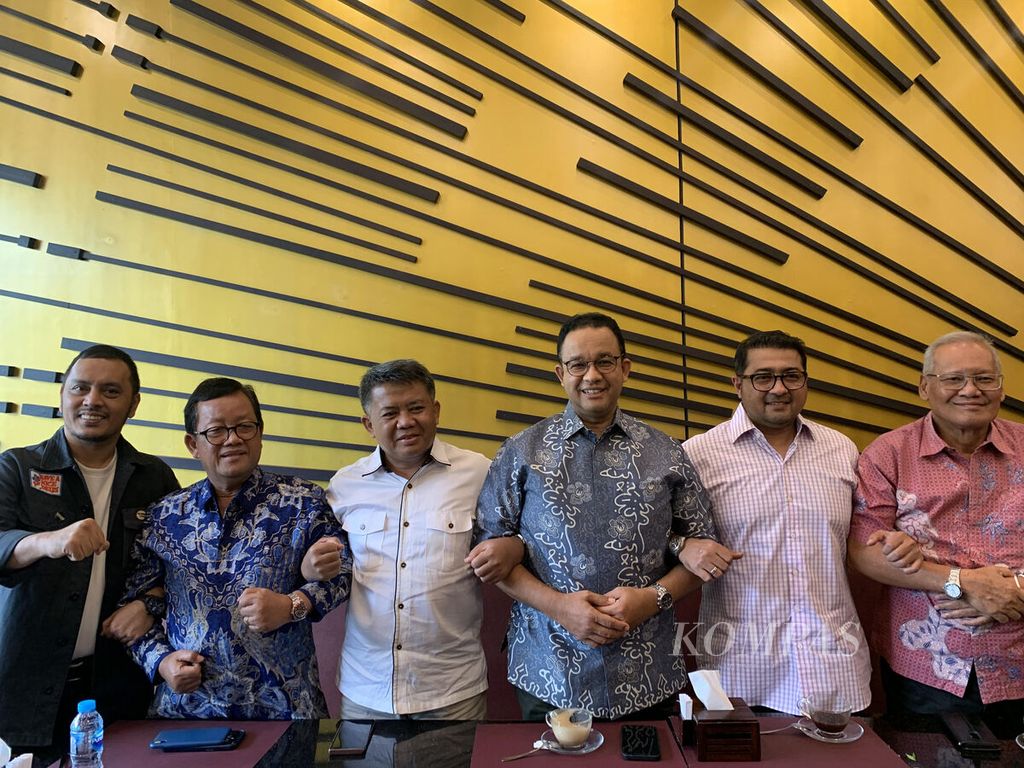 Anies Baswedan bergandeng tangan dengan sejumlah perwakilan dari Partai Nasdem, Partai Demokrat, dan Partai Keadilan Sejahtera seusai membahas strategi pemenangan pada Pemilihan Presiden 2024, di salah satu restoran di Tebet, Jakarta Pusat, Jumat (18/11/2022).