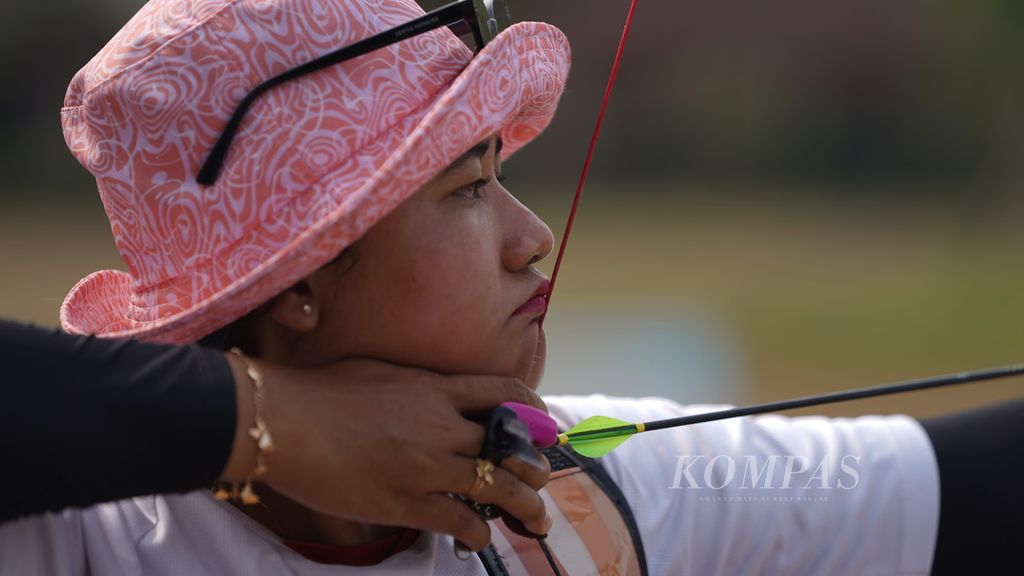 Atlet panahan nomor recurve putri, Rezza Octavia mengikuti pelatnas Asian Games 2022 di D'Khayangan Archery Center, Kawasan Industri Jababeka, Cikarang Timur, Kabupaten Bekasi, Jawa Barat, Senin (18/9/2023). 