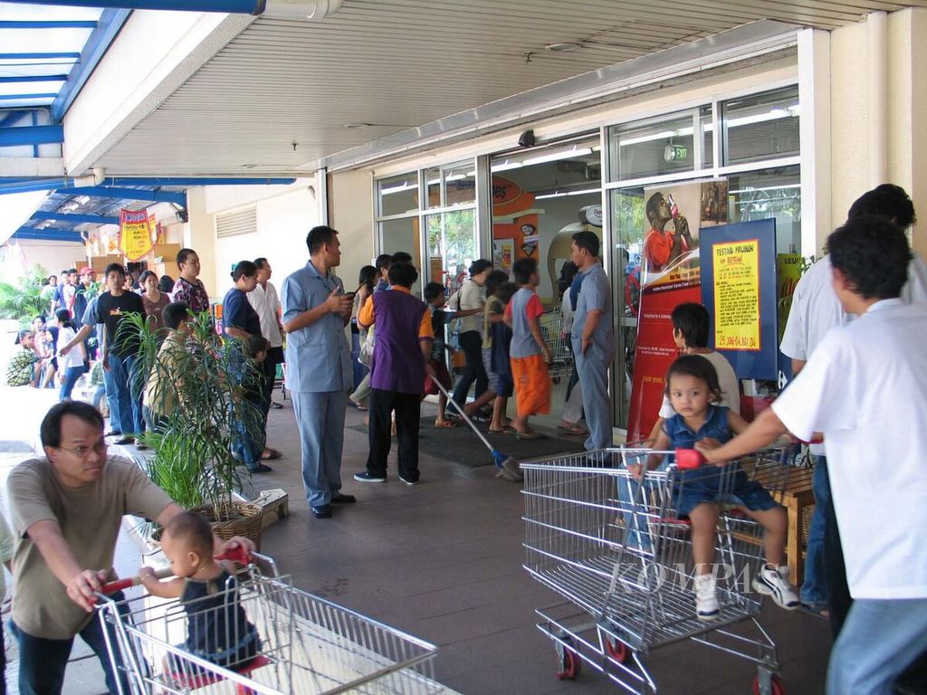 As soon as the electronic door opened, a number of consumers immediately rushed into Carrefour Duta Merlin hypermarket in Central Jakarta on Monday (5/7/2004). The hypermarket had just reopened at 1pm as its employees had to participate in the presidential election. People flocked in with their families to shop.