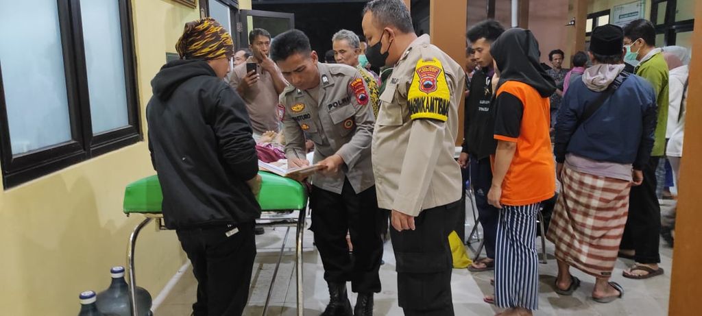 Sejumlah korban jiwa kecelakaan truk dibawa ke Puskesmas Ayah 1 di Kebumen, Jawa Tengah, Rabu (30/8/2023) malam.