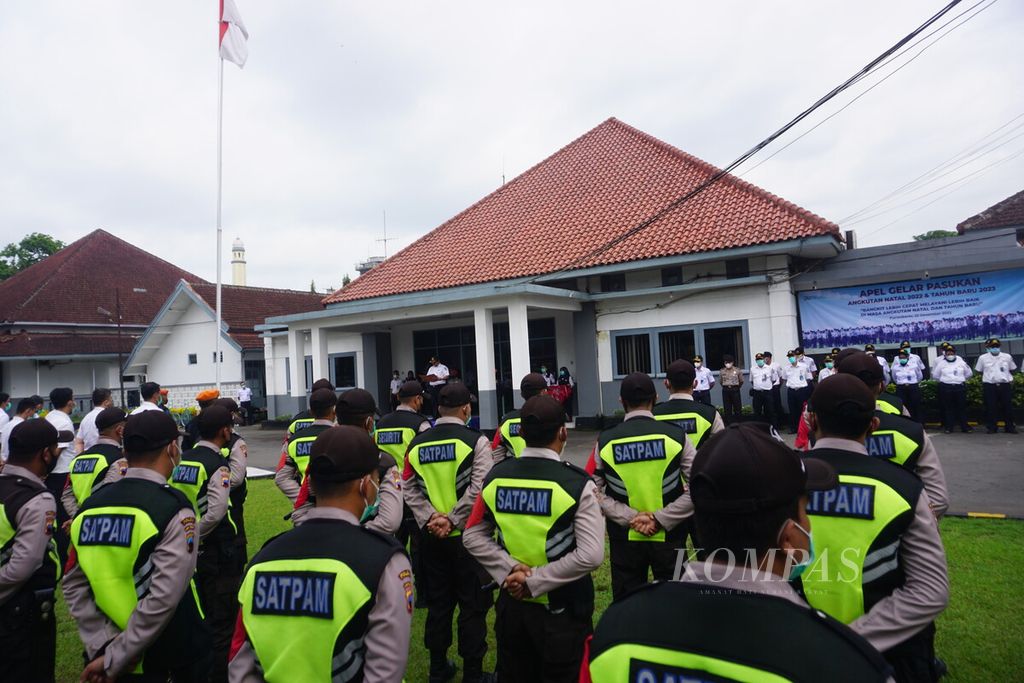 Jajaran PT Kereta Api Indonesia Daerah Operasi 5 Purwokerto mengadakan Apel Gelar Pasukan Angkutan Natal dan Tahun Baru 2022/2023 di Purwokerto, Banyumas, Jawa Tengah, Kamis (22/12/2022).