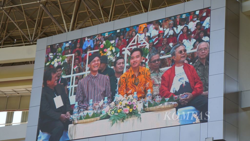 Gubernur Jawa Tengah Ganjar Pranowo (kiri) dan Wali Kota Surakarta Gibran Rakabuming Raka (kanan) duduk bersama dalam acara hari lanjut usia nasional di Stadion Manahan, Kota Surakarta, Jawa Tengah, Kamis (20/7/2023).