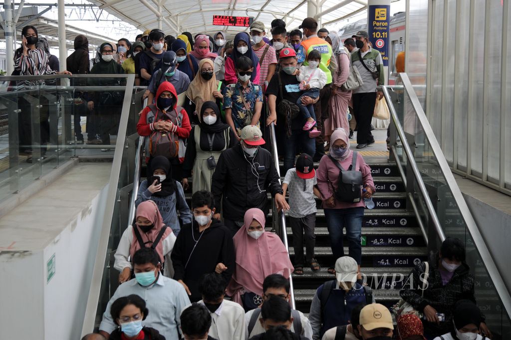 Penumpang KRL Commuter Line turun dari peron layang (lantai tiga) di Stasiun Manggarai, Jakarta, Senin (26/12/2022). Manggarai menjadi salah satu stasiun terpadat karena menjadi pusat transit KRL dari segala arah di Jabodetabek.  