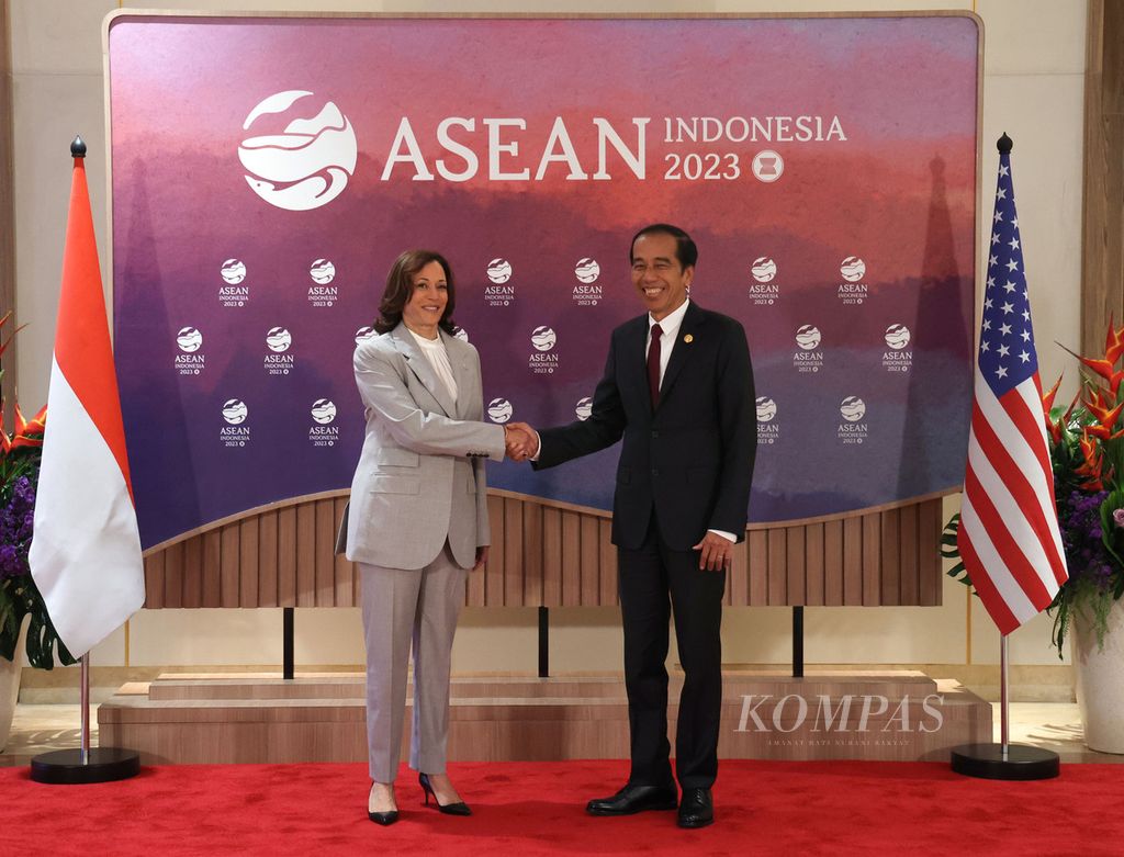 Presiden Joko Widodo bersama Wakil Presiden Amerika Serikat Kamala Harris berfoto bersama sebelum pertemuan bilateral Indonesia-AS di sela-sela KTT Ke-43 ASEAN di Jakarta, Rabu (6/9/2023).