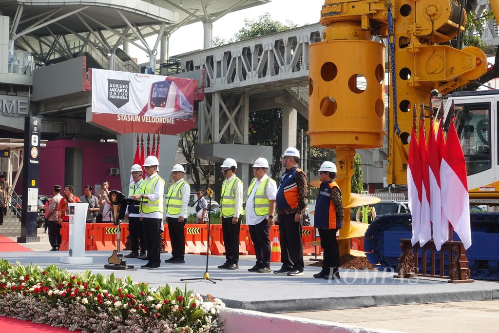 Menteri Perhubungan Budi Karya Sumadi memberikan sambutan pada acara <i>groundbreaking </i>menandai pembangunan <i>light rail transit</i> atau LRT fase 1B rute Velodrome Rawamangun-Manggarai di Stasiun Velodrome, Jakarta, Senin (30/10/2023).