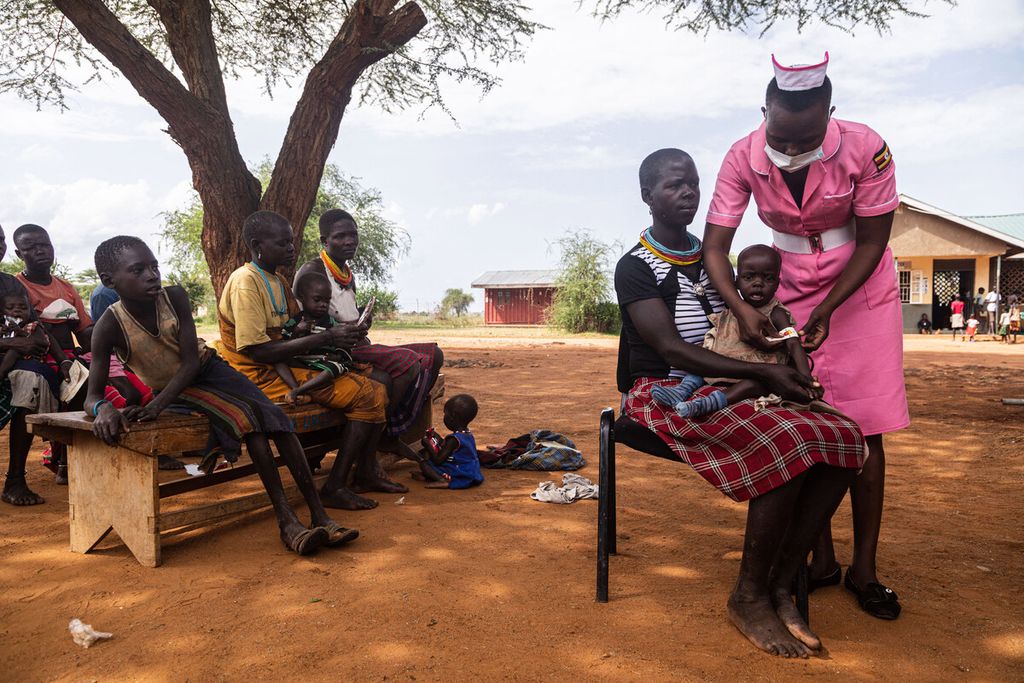 Seorang perawat memeriksa seorang anak yang kekurangan gizi selama pemeriksaan gizi di Pusat Kesehatan Nadunget di Nadunget, wilayah Karamoja, Uganda, Selasa (24/5/2022). Lebih dari setengah juta orang kelaparan di wilayah Karamoja, Uganda. Sekitar 40 persen dari keseluruhan populasi mencari nafkah di wilayah yang sering diabaikan antara Sudan Selatan dan Kenya. 
