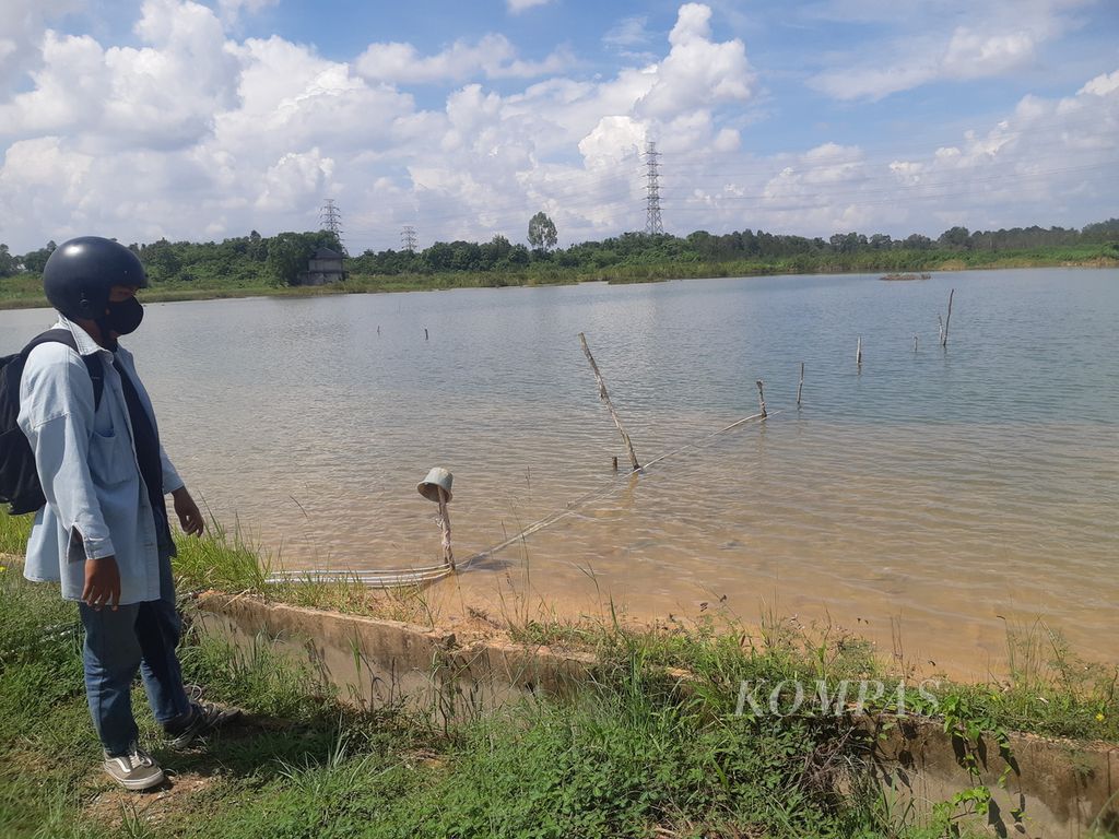 Danau buatan yang airnya digunakan warga di Kawasan Tanjung Barangan, Kecamatan Ilir Barat II, Palembang, Rabu (22/6/2022). Warga terpaksa menggunaan air danau buatan akibat belum masuknya jaringan PDAM. Air danau pun tak laik karena keruh.