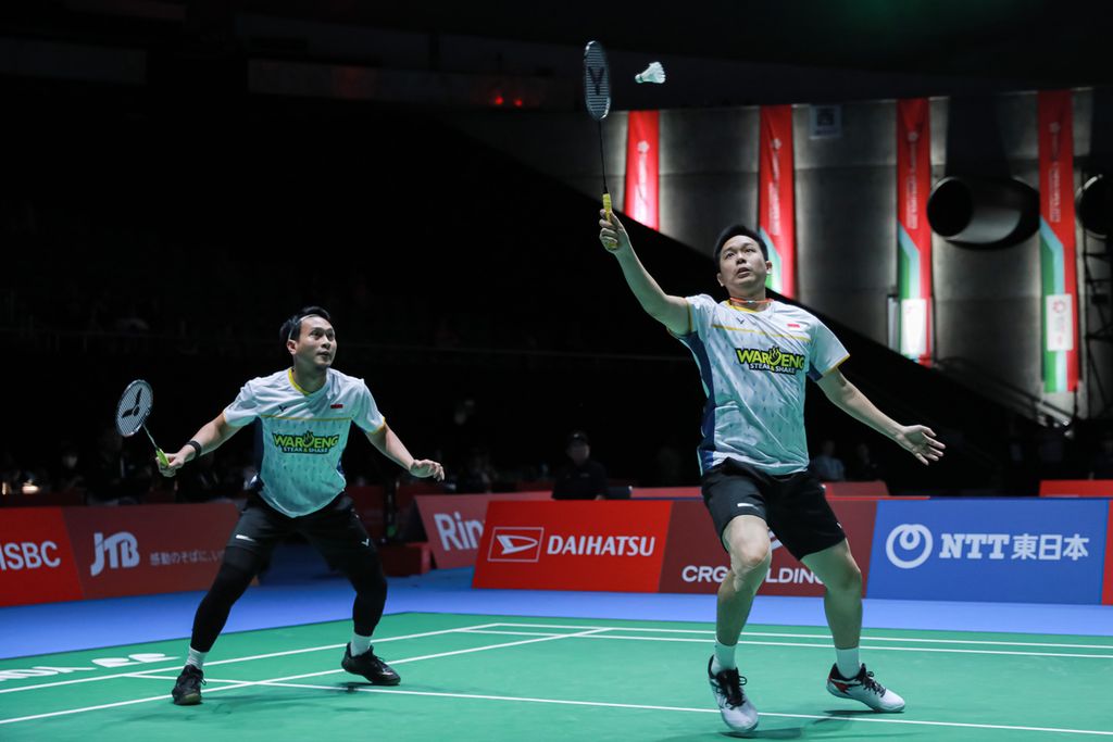 Hendra Setiawan/Mohammad Ahsan berhadapan dengan Kang Min-hyuk/Seo Seung-jae (Korea Selatan) pada babak kedua turnamen Jepang Terbuka Super 750 di Stadion Nasional Yoyogi, Tokyo, Kamis (27/7/2023). Hendra/Ahsan menang dengan skor 12-21, 21-10, 21-19.