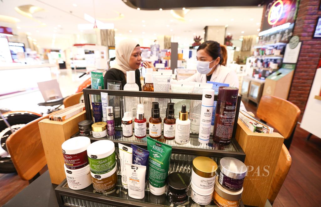 Seorang pengunjung berkonsultasi tentang produk "skincare" yang ditawarkan di salah satu gerai di Lotte Shopping Avenue, Jakarta Selatan, Sabtu (22/1/2022). Beragam produk "skincare" baik impor maupun lokal ditawarkan kepada konsumen.