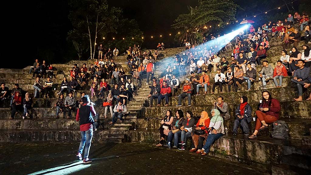 Grup Band Brian & The Juno memeriahkan panggung BaturraJazz, di Bukit Bintang, Baturraden, Banyumas, Jawa Tengah, Sabtu (21/10) malam.