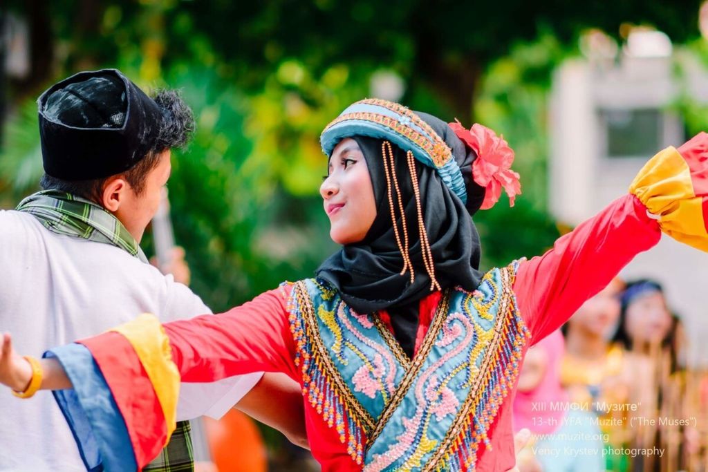 Tim Muhibah Angklung Paguyuban Pasundan, Bandung, menarikan tarian tradisional pada International Youth Festival of Arts “Muzite” ke-13 di Sozopol, Bulgaria, 10-15 Juli 2018.