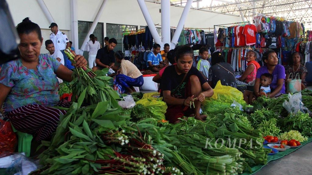 Suasana jual beli di Pasar Motaain, Pos Lintas Batas Negara Indonesia-Timor Leste di Kabupaten Belu, Nusa Tenggara Timur, Selasa (18/2/2020). Pasar yang melibatkan warga dua negara itu semakin menggairahkan ekonomi di perbatasan. 