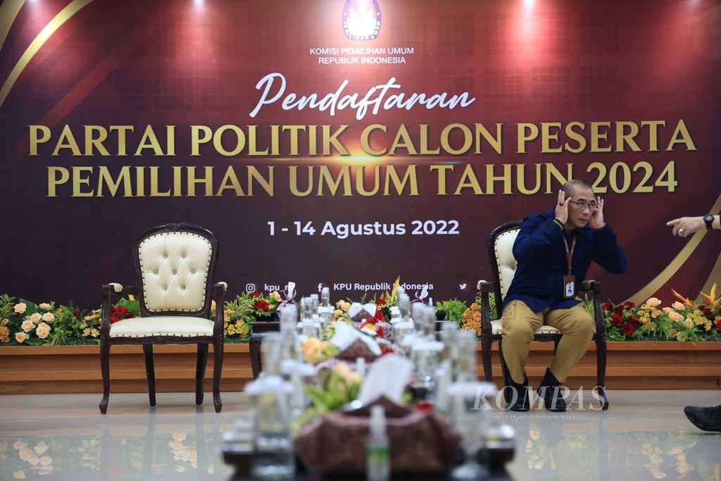 Ketua KPU Hasyim Asyari menunggu kedatangan rombongan partai politik yang akan mendaftar sebagai calon peserta Pemilu 2024 di Gedung KPU, Jakarta, Selasa (2/8/2022). Saat ini, tahapan pemilu memasuki tahapan pendaftaran parpol untuk Pemilu 2024. 