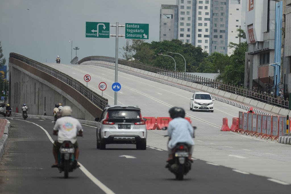 Kendaraan melintas di jembatan layang Purwosari, Surakarta, Jawa Tengah, Sabtu (13/2/2021). Jembatan layang dengan panjang total 700 meter tersebut mulai dibuka pada hari itu guna mengurangi kemacetan dan risiko kecelakaan pada pelintasan KA sebidang di Jalan Slamet Riyadi.