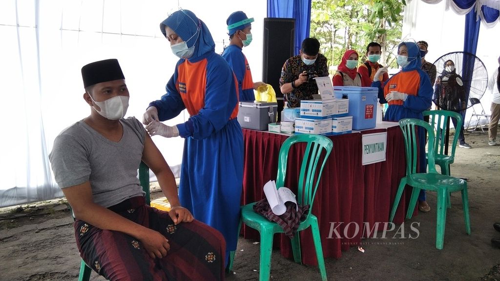 Proses penyuntikan vaksin AstraZaneca di Ponpes Lirboyo, Kota Kediri, Jawa Timur, Selasa (23/3/2021).