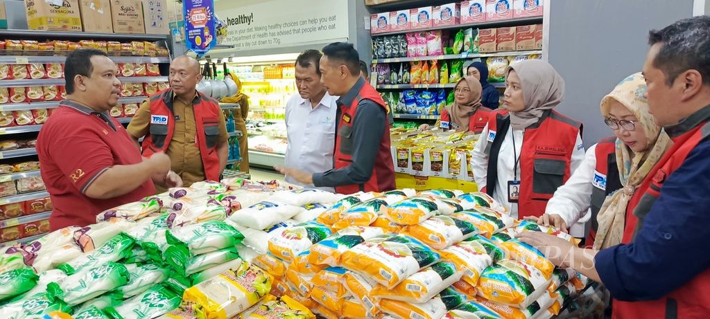 Penjabat Wali Kota Malang Wahyu Hidayat melakukan sidak pemantauan harga pangan di sejumlah tempat, termasuk di pusat perbelanjaan di Kota Malang, Jawa Timur, Selasa (19/3/2024).