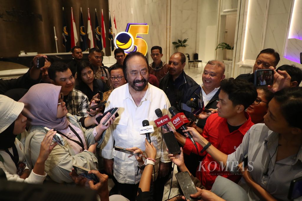 Ketua Umum Partai Nasdem Surya Paloh memberikan keterangan pers di Nasdem Tower, Jakarta, Kamis (31/8/2023).  