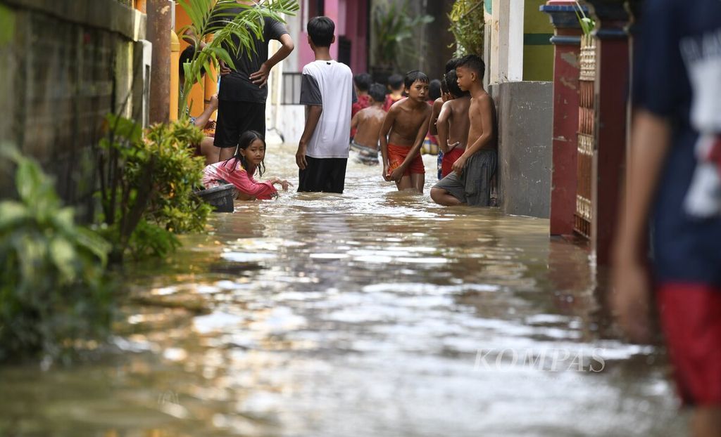 Banjir menggenangi permukiman warga di RW 007 Kelurahan Bidara Cina, Jatinegara, Jakarta Timur, Kamis (20/2/2020). Hujan dan kiriman air dari hulu menyebabkan debit Kali Ciliwung meningkat dan meluap di sejumlah permukiman warga yang berada di bantaran kali.
