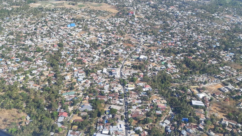 Musim kemarau yang melanda Nusa Tenggara Timur menyebabkan kekeringan terjadi di sejumlah wilayah, termasuk Pulau Timor. Cuaca panas, debit air menyusut, dan tanaman meranggas. Potret sebagian wilayah permukiman Kota Kupang pada Jumat (25/9/2020).