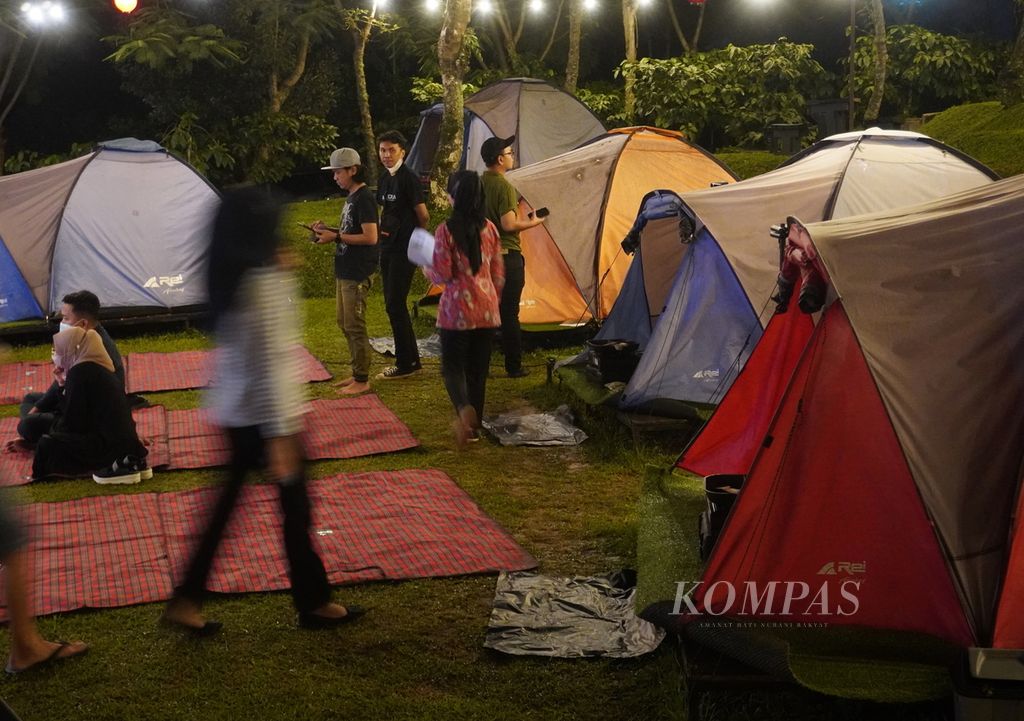 Warga menikmati intimate concert di Barbeque Camp Kampoeng Kopi Banaran, Kecamatan Bawen, Kabupaten Semarang, Jumat (4/3/2022) malam. Penonton bisa menikmati konser dari dalam tenda sambil barbekuan atau duduk di bean bag, kursi kayu maupun tikar sambil menyeruput wedang jahe. 