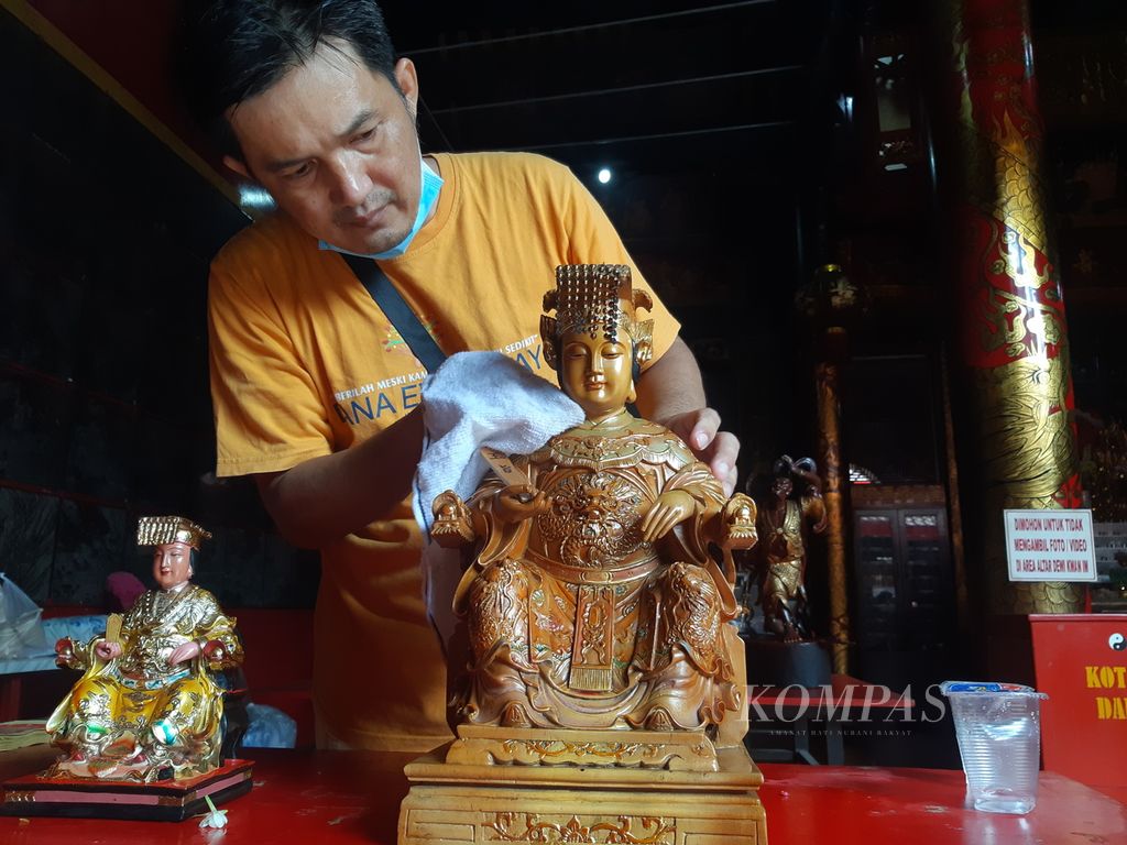 Warga keturunan Tionghoa membersihkan salah satu patung dewa di Wihara Dewi Welas Asih, Kota Cirebon, Jawa Barat, Senin (16/1/2023). Ritual memandikan patung dewa sekali setahun itu untuk menyambut tahun baru Imlek yang jatuh pada Minggu (22/1/2023).