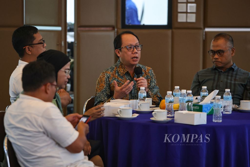 Pemimpin Redaksi <i>Kompas</i> Sutta Dharmasaputra (kedua dari kanan) berbicara dalam acara temu media bersama Pimpinan Pusat Muhammadiyah di Gedung Pusat Dakwah Muhammadiyah, Jakarta, Kamis (28/12/2023). 