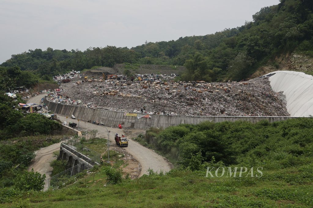Aktivitas pembuangan sampah di di Tempat Pembuangan Sampah Terpadu Piyungan, Desa Sitimulyo, Piyungan, Bantul, Daerah Istimewa Yogyakarta, Selasa (28/2/2023). 