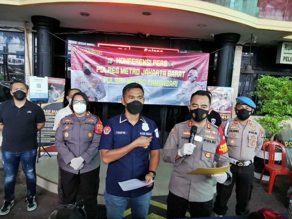 Polsek Tamansari merilis kasus praktik suntik filler silikon yang menyebabkan korban meninggal di sebuah kamar hotel, di Jakarta Barat, Selasa (22/2/2022).