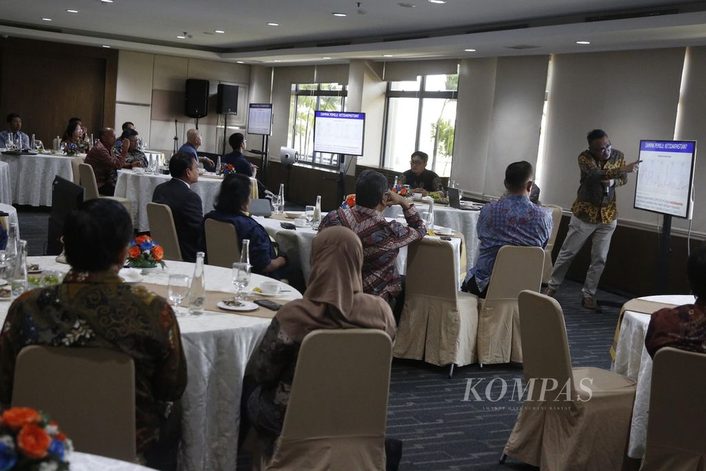 Suasana diskusi Afternoon Tea #15 Kompas Collaboration Forum (KCF), Jumat (29/9/2023), di Gedung Kompas Gramedia, Jakarta. Diskusi bertajuk Peta Politik 2024 ini dihadiri sejumlah CEO dari berbagai perusahaan yang tergabung dalam KCF. 
