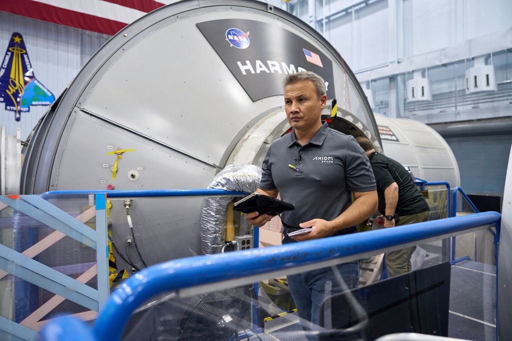 Astronot Turki Alper Gezeravci bekerja di Pusat Angkasa Luar Kennedy (Kennedy Space Center), Florida, Amerika Serikat, 7 Juli 2023. 