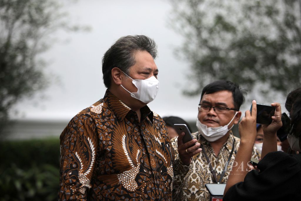Menteri Koordinator Bidang Perekonomian Airlangga Hartarto keluar dari Gedung Istana Kepresidenan, Jakarta, seusai mengikuti rapat membahas soal pembangunan jalan daerah, Kamis (25/1/2023). 