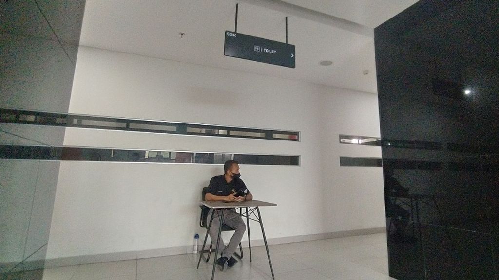 Petugas keamanan tengah berjaga di Kantor PSSI, GBK Arena lantai 6, Kecamatan Tanah Abang, Jakarta Pusat, Selasa (4/10/2022).