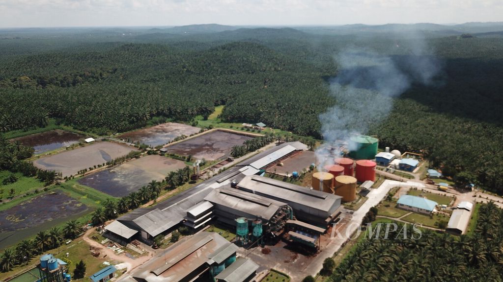 Foto aerial perkebunan dan pabrik kelapa sawit dan PT Sawit Sumbermas Sarana Tbk (SSMS) di Pangkalan Bun, Kalimantan Tengah, Kamis (29/4/2021).
