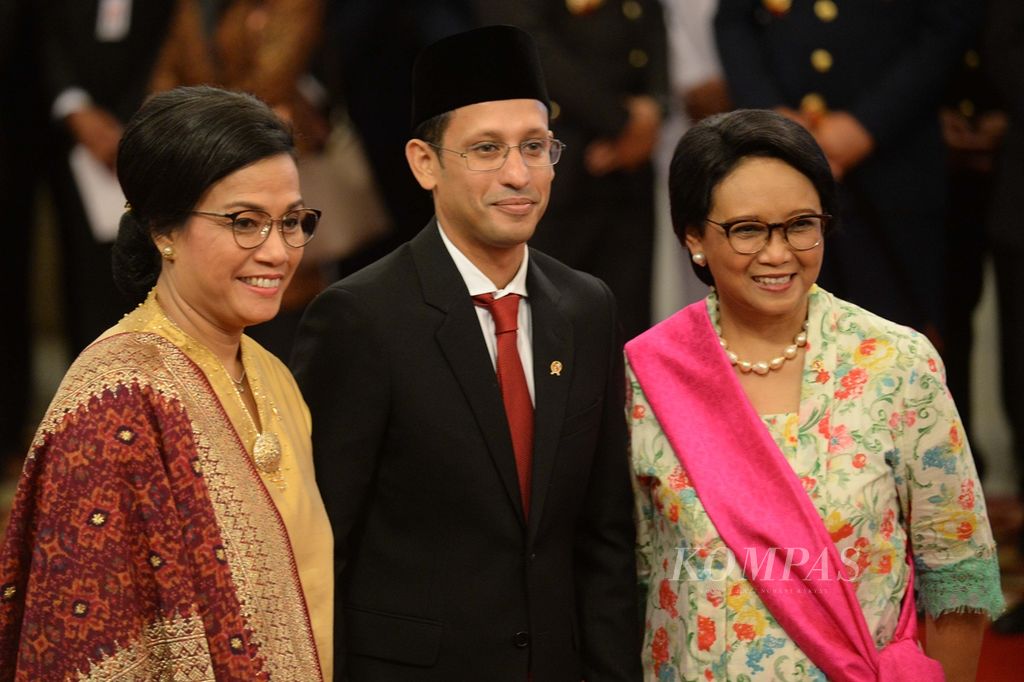 Sri Mulyani, Nadiem Makarim, dan Retno LP Marsudi berfoto bersama sesaat sebelum resmi dilantik menjadi Menteri oleh Presiden Joko Widodo di Istana Negara, Jakarta, Rabu (23/10/2019). 