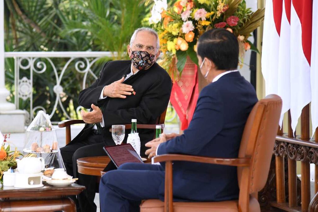 Presiden Joko Widodo dan Presiden Republik Demokratik Timor Leste José Ramos Horta berbincang informal di beranda Istana Kepresidenan Bogor, Selasa (19/7/2022). Di beranda ini, pertemuan empat mata dilangsungkan.