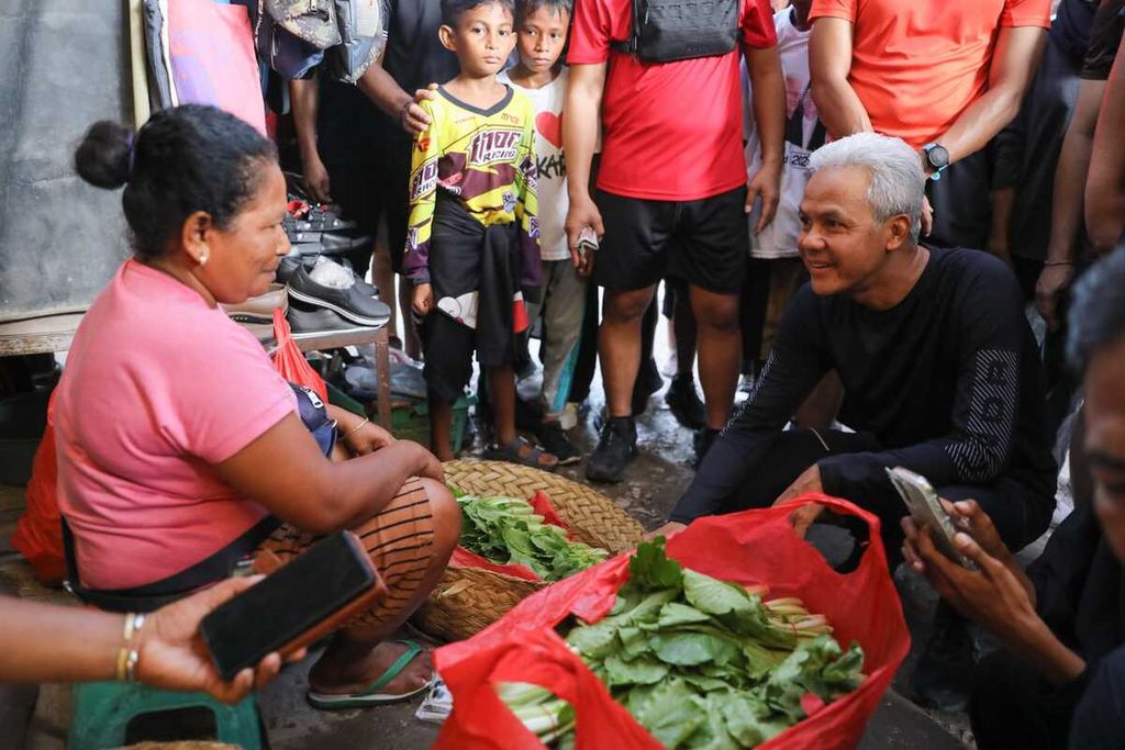 Calon presiden Ganjar Pranowo blusukan ke Pasar Inpres Naikoten I Kupang, NTT, untuk mengecek harga-harga kebutuhan pokok terkini, Sabtu (2/12/2023).