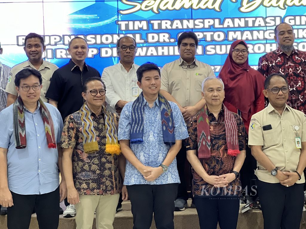 Tim dokter dari RSUP Wahidin Sudirohusodo dan RS Cipto Mangunkusumo berfoto bersama seusai operasi transplantasi ginjal pertama yang dilakukan di Wahidin, Senin (27/11/2023).