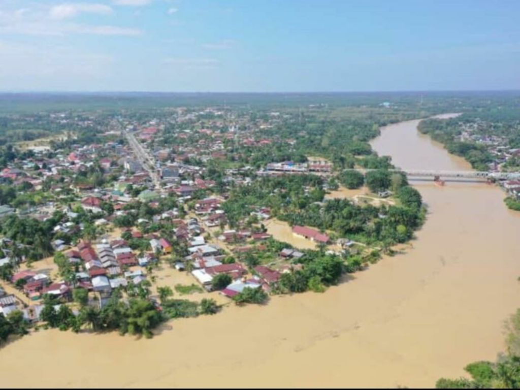 Banjir menggenangi Kabupaten Aceh Tamiang, Aceh, Jumat (22/1/2021), saat difoto dari udara.