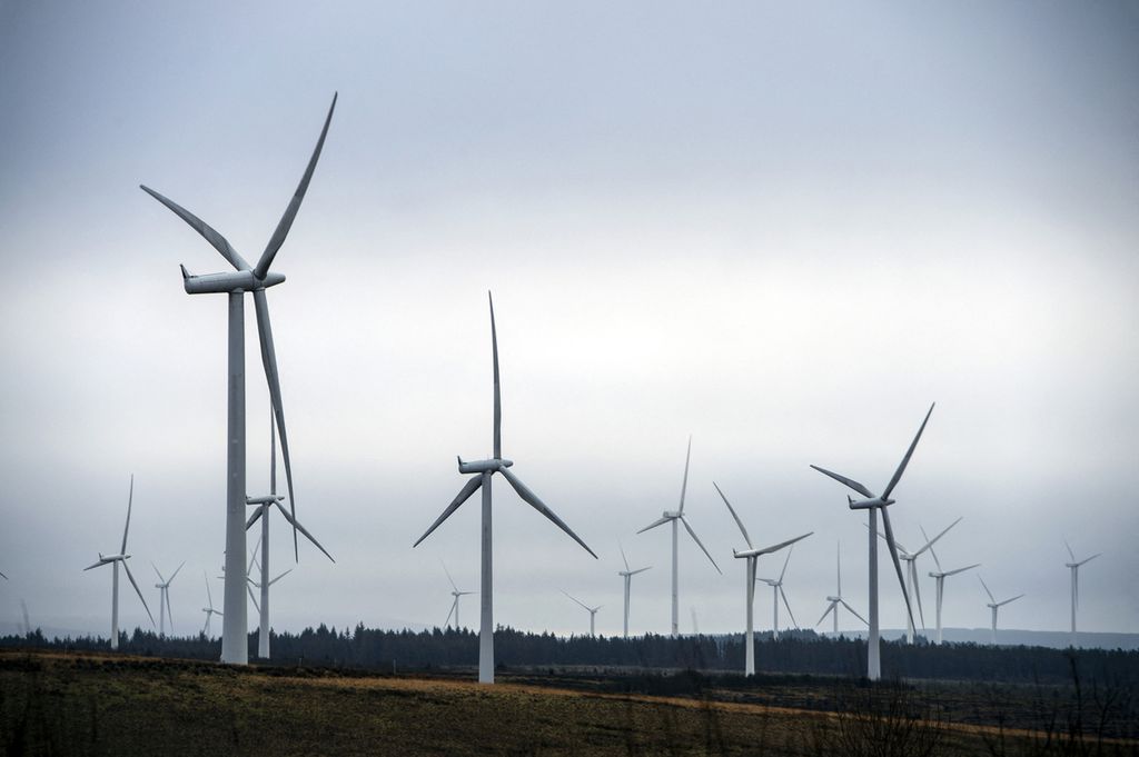 Turbin angin yang dioperasikan ScottishPower Renewables terlihat di  Whitelee Onshore Windfarm di Eaglesham Moor, barat daya Glasgow, Skotlandia, 17 Januari 2022. 