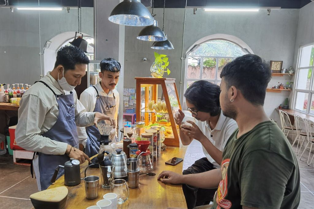 Tim barista Acibara Coffee di kawasan Jalan Jenderal Sudirman, Rembiga, Kota Mataram, Nusa Tenggara Barat, menguji kualitas alat yang akan mereka gunakan untuk meracik kopi, Kamis (20/10/2022). 